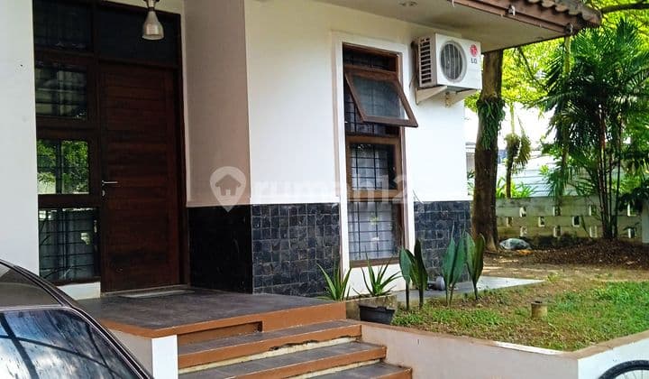 Rumah ni satu lantai posisi di huk dri pintu utama/gerbang sappam -+10. Meter
