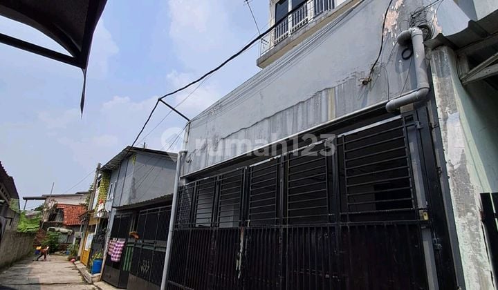 Ni Rumah Sangat Bgus Lokasi Rumah Bebass Banjir .Siab Huni .Bebas Banjir .Rumah Tsb Dlm Komplek.ni di Jual Secara Aida ke Pihak Bank.ayo Miliki Segra dan Sangat Aman Sekali.akses ke Stasiun Depok Lama +-15.Menit