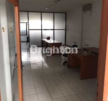 Ruko 3 Lantai Siap Huni Cocok untuk Usaha atau Kantor Lokasi Renon