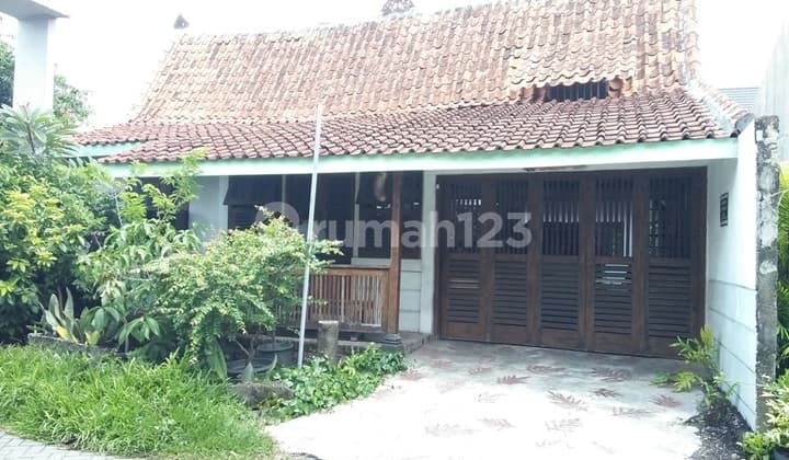 Classic Javanese House for Sale in Caturtunggal Depok Near UGM Campus, Strategic Location, Close to City Access, Suitable for Homestay