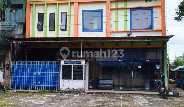 Hotel Bangunan Kokoh Kawasan Singkawang Kota di Stasiun