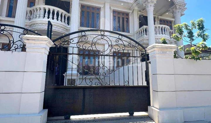 Modern Classic Fully Interior Home in Purnama