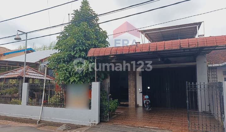 Well-Maintained 1.5-Story House Ready to Occupy, Easy Access to City Center in Parit Haji Husin 2.