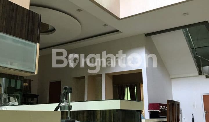 Rumah De Frangipani De Park Adem, Kokoh dan Full Marmer