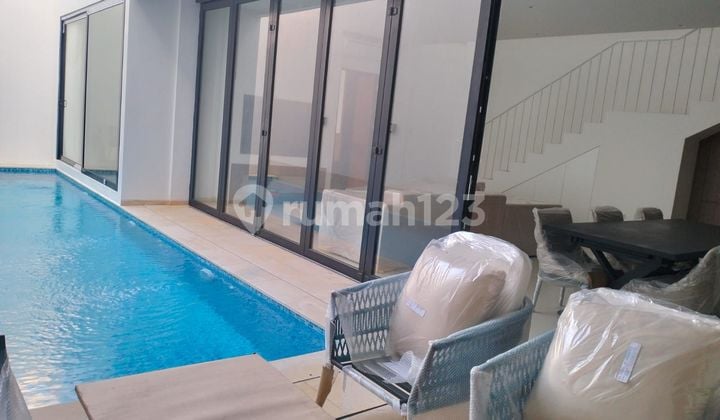 Villa baru dekat pantai Seminyak cukup jalan kaki ke pantai