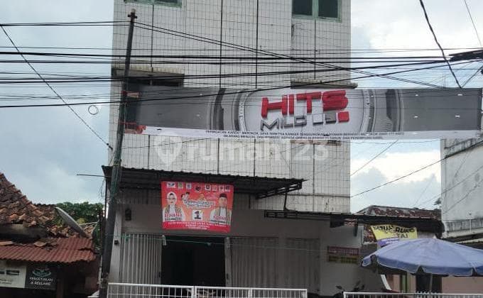 For sale, cheap 3-story shophouse.