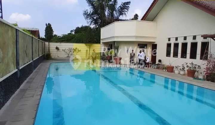 Sewa Rumah Mewah Kolam Renang di Pahoman Bandar Lampung