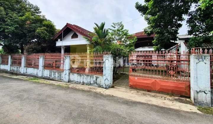 Dijual Rumah dengan Kamar Kost 10 pintu