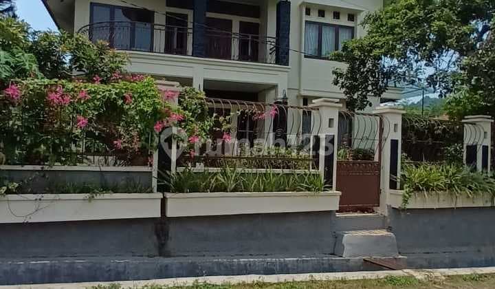 Own a 3-Story House with an Amazing Sea View.