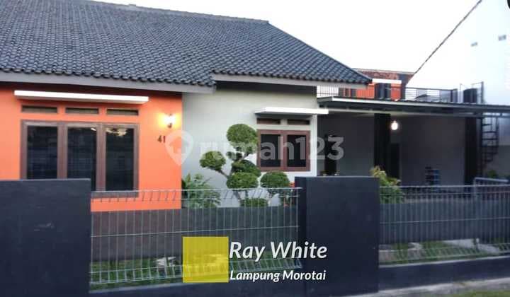 Rumah Modern dengan tanah dan Taman yang luas yk