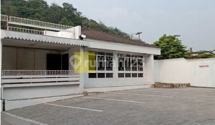 Rumah dengan Pekarangan Luas ww