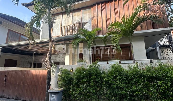 Rumah Semi Villa Renon Lokasi Strategis Dekat Supermarket