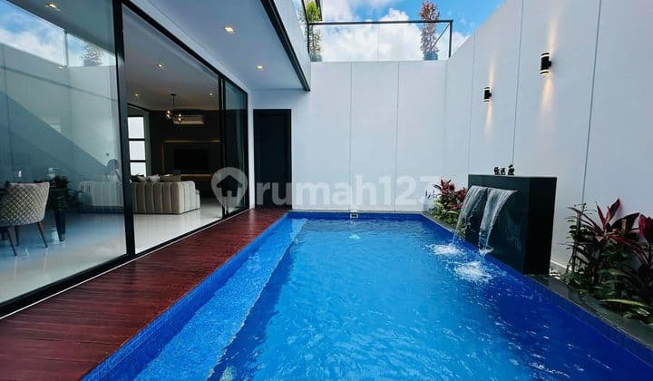 Villa Mewah Modern Tropis Dekat Pantai Berawa Canggu