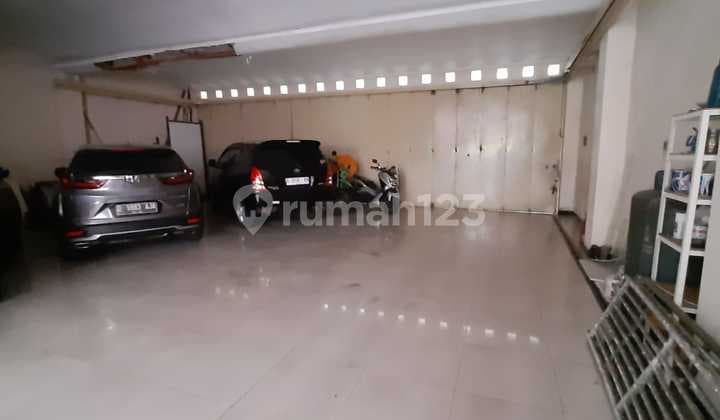 Business Space in the Center of Lengkong Besar, Bandung City