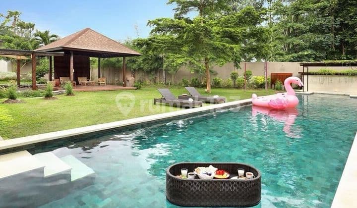 Villa dengan garden yang luas dan asri dekat Umalas
