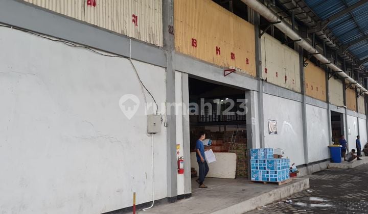 Gudang besar bonus ruko jalan utama Sempidi