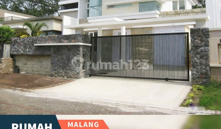 Luxury House in the Elite Area of Araya Golf Malang