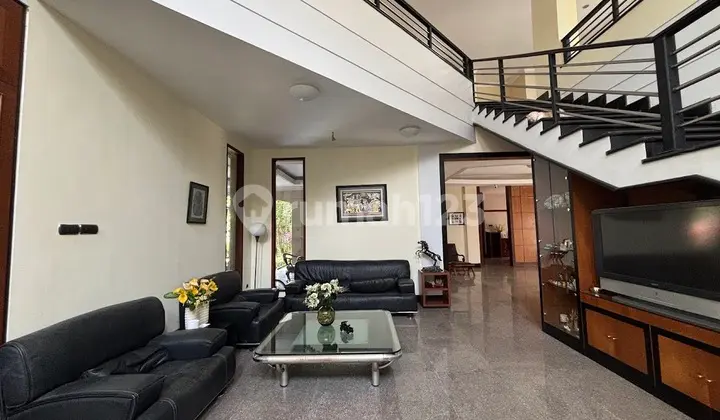 Rumah Mewah Sudut 982 M2. Full Furnish dan Elektronik. Tanjung Bunga Makassar