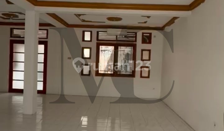 Minimalist 6-Bedroom House in Wika Balikpapan Housing Complex