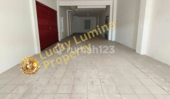 Ruko 3 Lantai dengan Halaman Luas yg berlokasi di tengah kota