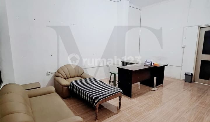 Ruko Tengah Kota 3 Lantai Siap Huni di Pinggir Jalan