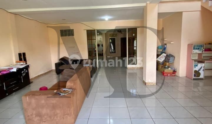 Rumah Besar Tengah Kota 4 Kamar Tidur di Balikpapan Baru