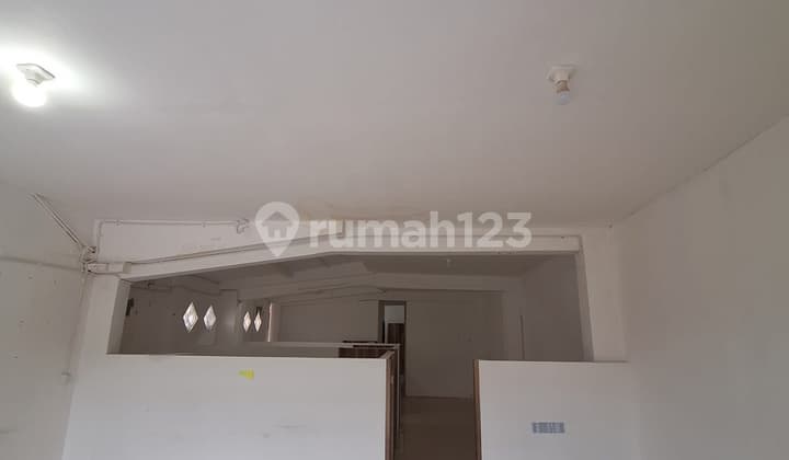 Ruko 2 Lantai Tengah Kota memiliki Halaman Parkir di Balikpapan