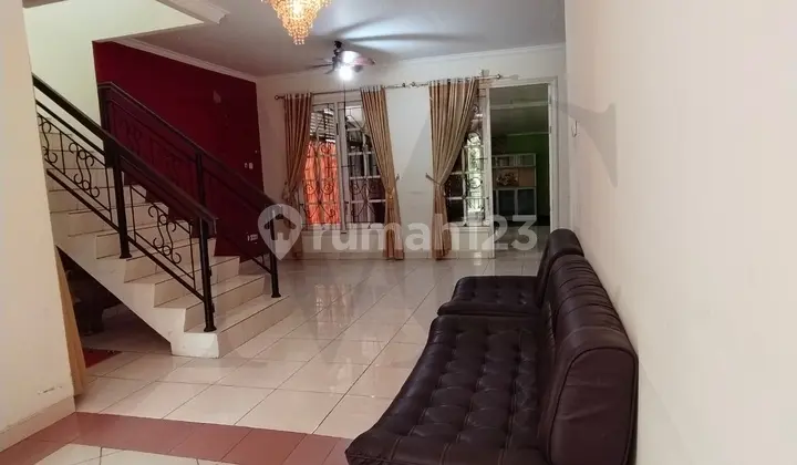 Corner House 2 Floors 3 Bedrooms Spacious Yard in New Balikpapan