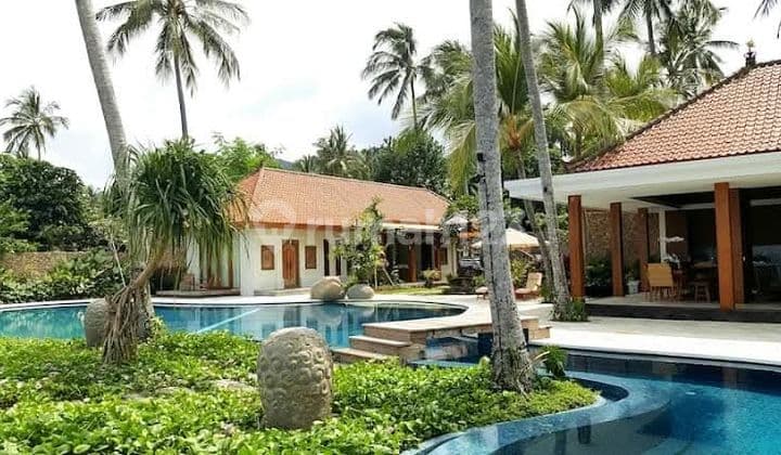 Villa Tepi Pantai Candidasa. Adem dan Trnang. Pool