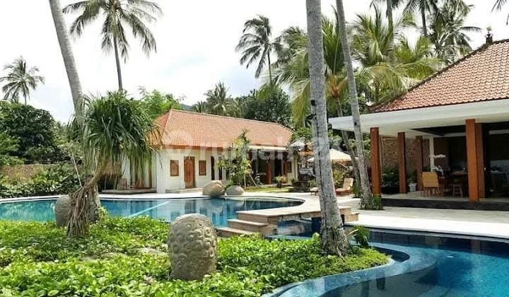 Villa Tepi Pantai Candidasa. Adem dan Trnang. Pool