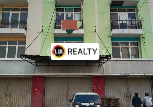 3-Storey Shophouse in Ifolia Harapan Indah Bekasi, in Front of Container Truck Loading Shophouse.