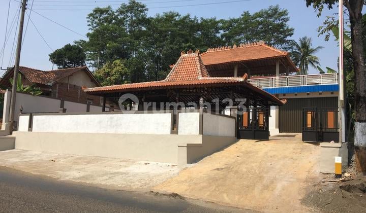 Rumah Joglo ada kolam renang di Pinggir Jalan Raya Cocok Untuk Restoran atau Villa Dekat Objek Wisata di Batang Jawa Tengah