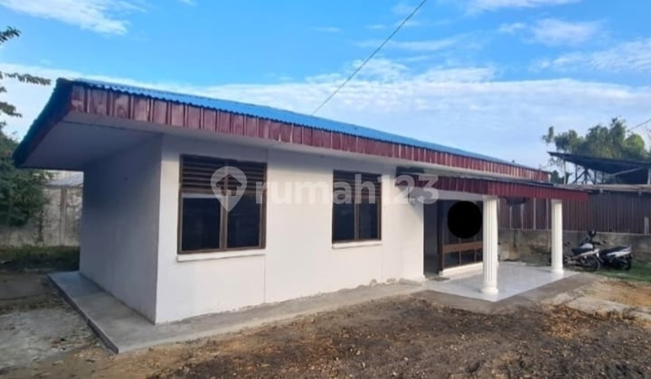Rumah Sewa Bagus Siap Huni Halaman Luas Cocok untuk Rumah Tinggal Mess Karyawan Posisi Strategis Lokasi di Duri