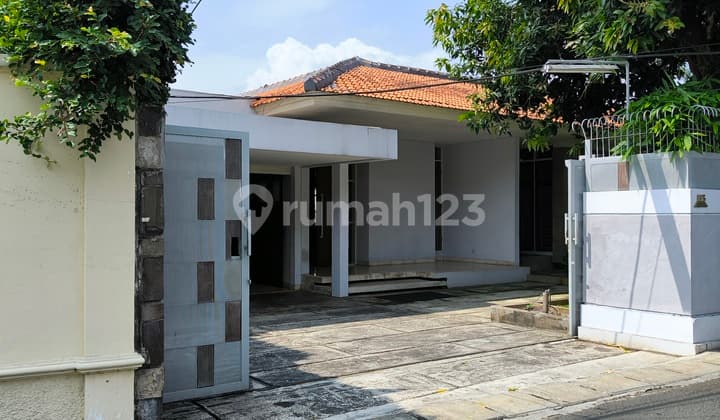 Rumah Mewah Kemang Barat Dengan Kolam Renang