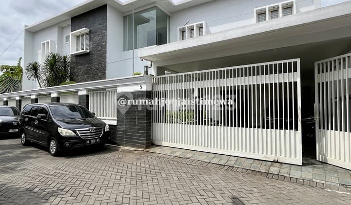 Rumah Mewah Dalam Lingkungan Bagus Dekat RS Happy Land Timoho