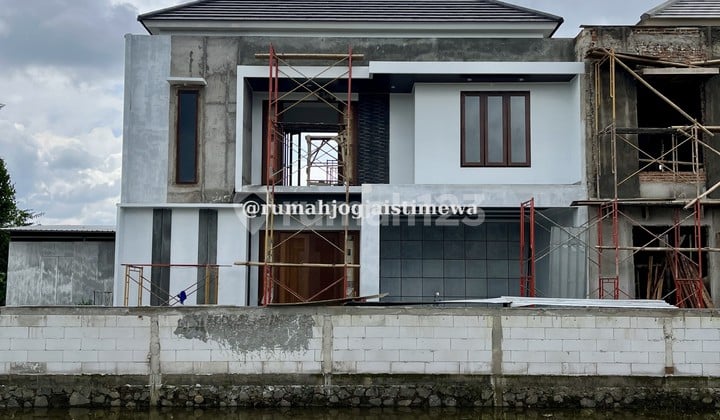 Rumah Baru Dalam Cluster Dengan Kolam Renang di Maguwoharjo