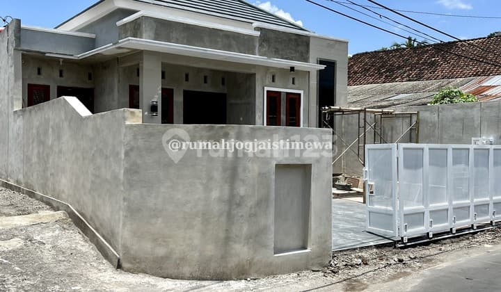 Rumah Baru di JL Letkol Subadri 8 Menit dari SCH dan Pemda Sleman