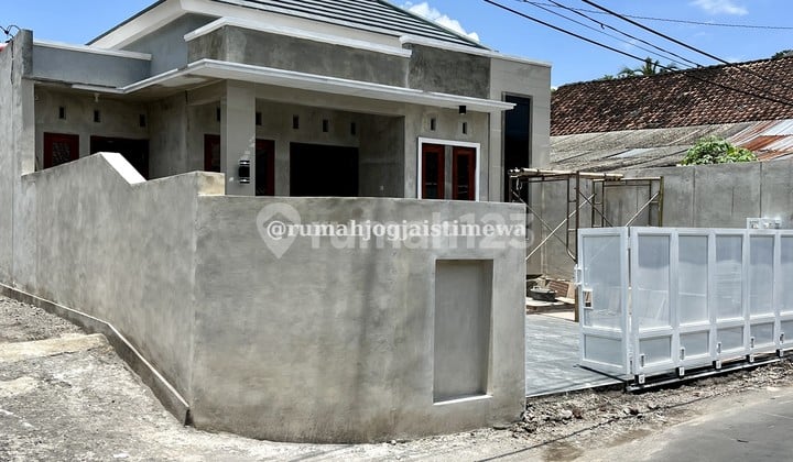 Rumah Baru di JL Letkol Subadri 8 Menit dari SCH dan Pemda Sleman