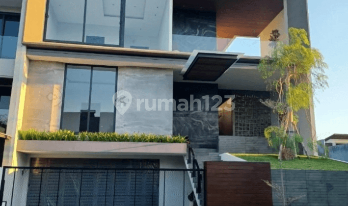 New House Mewah Konsep Villa di Bukit Golf Mediterania Somerset