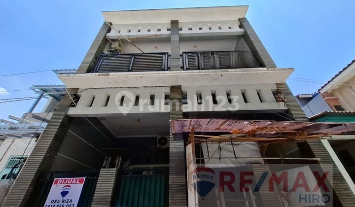 Rumah Dengan Kost Dalam Gang Di Duren Sawit