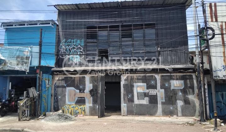 2.5-Story Shop House on Pasar Minggu Raya, Formerly Boarding House with Kitchen, for Sale Cheap