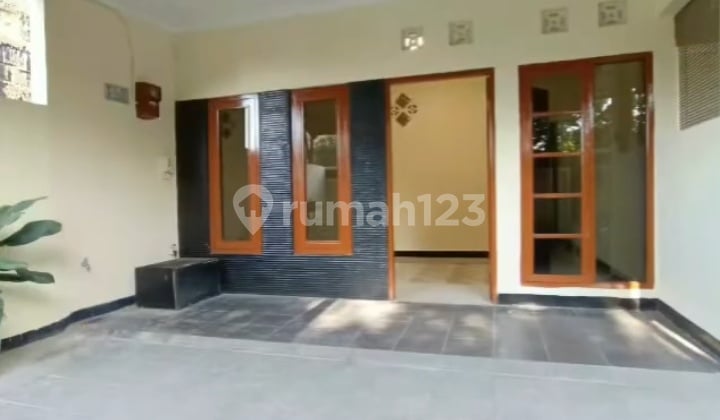 Dijual Rumah Lokasi Strategis di Bintara