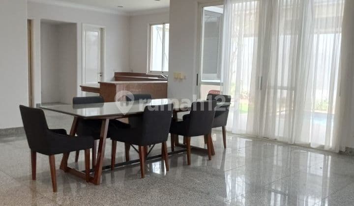 Rumah 2 Lantai kolam renang SHM di Taman diponegoro