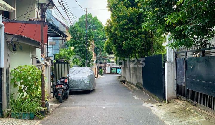 Rumah hitung tanah di Simprug dekat Senayan, Jakarta Selatan