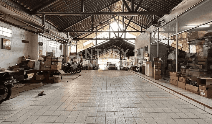 For Rent: Strategically Located House, 564m Area, Suitable for Business.