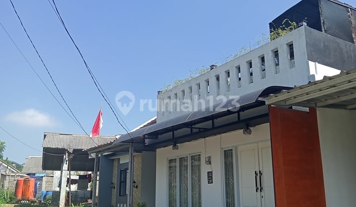 Rumah Dengan Dua Kamar Tidur Dan Carport Luas