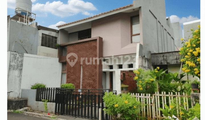 "Lewati Saja... Kecuali Bapak / Ibu Memang Siap Mengamankan Satu-Satunya Rumah Pojok 2 Lantai di Cipulir Permai."