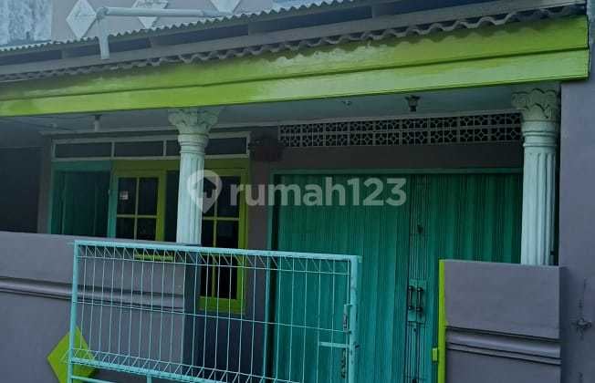Rumah 2 Lantai dengan 4 Kamar Siap Huni