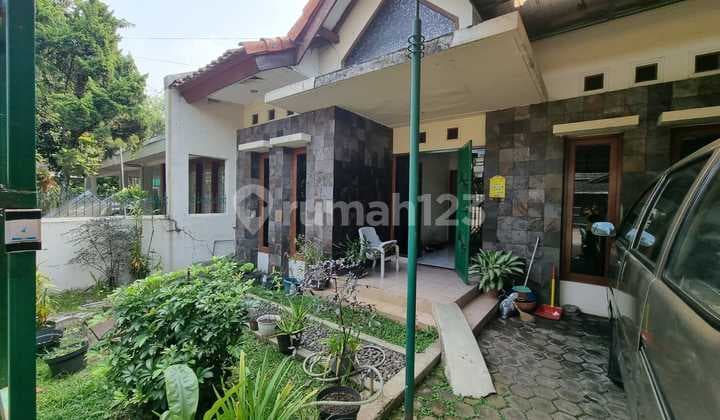 Rumah Asri di Tengah Kota Sayap Riau Bandung
