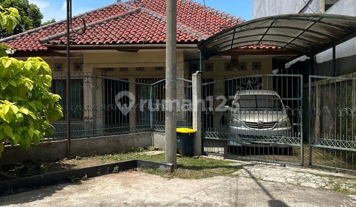 Rumah dengan Tanah di Aria Graha Regency